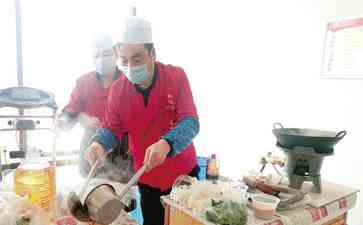  刀削面风靡周口，为记者们传递温暖
