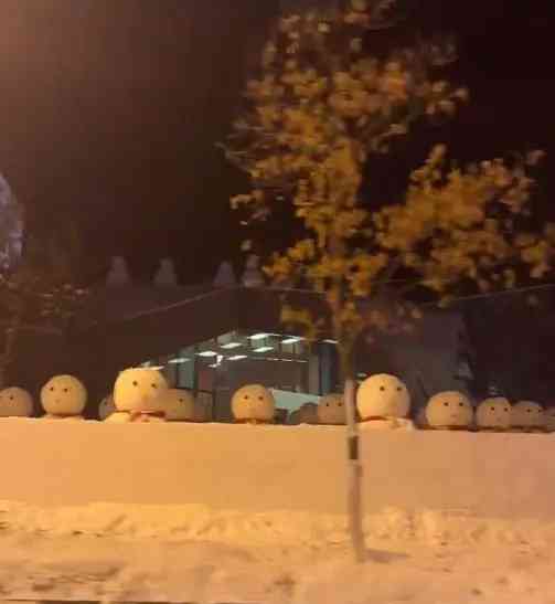 东北大街冰雪雕塑"雪人军团"震撼亮相
