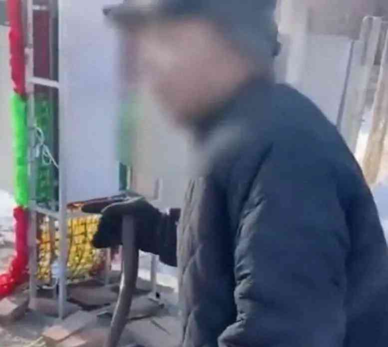 辽宁老人雇人办丧事,遭执法部门驱散