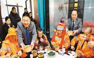冬至温情: 爱心餐企请400多名环卫工人吃饺子