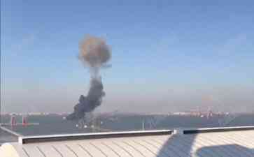 苏通大桥附近发生爆炸,水面起黑色浓烟!
