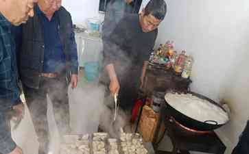 冬至孝善食堂温暖老人心 吃饺子共庆节日