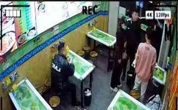  馄饨店葱油争议引发网络暴力