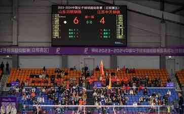  山东日照钢铁女排无奈败给江苏中天钢铁