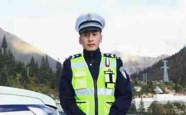 交警辅警英勇救人,冰寒河水中抢救8岁男孩