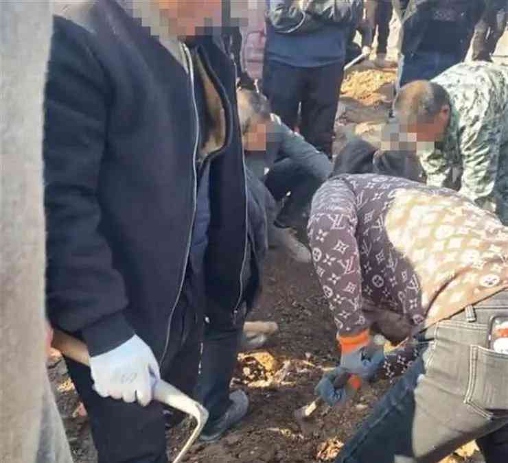 上饶信江大桥附近挖出宝藏,民众疯狂挖宝!