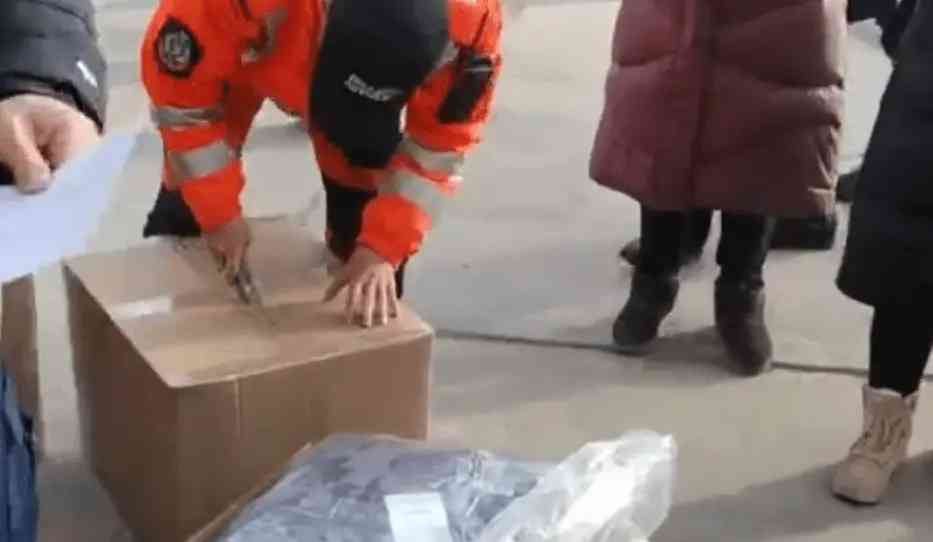 "甘肃受灾居民发声:宁愿寒冷也不卖捐赠的加拿大鹅羽绒服"