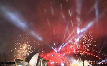 悉尼海港迎接2024年,100万民众共庆跨年烟花盛宴