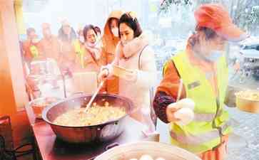  西安餐厅免费供应爱心午餐 为环卫工人温暖冬日 