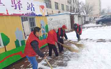 雪后东营市民开展志愿扫雪 拉开新年除雪破冰序幕 