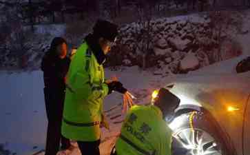 中国交警雪夜救援暖心故事，感动一对被困夫妇