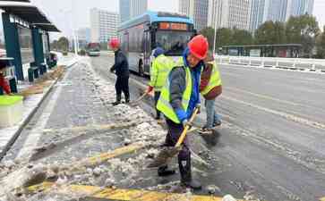  南京浦口城建集团党员冬训助力扫雪除冰行动 