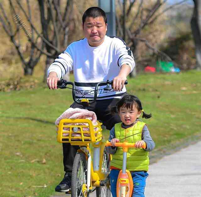  武汉东湖绿道春日游客如织