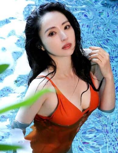 董璇湿发游泳美照曝光，肤白貌美撩人心弦！